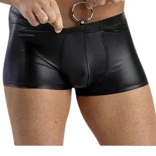 Eng anliegende Wetlook-Shorts mit Ring-Detail – Für einen dominanten Auftritt